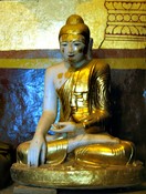 Ananda Phaya: made of stone, worshipped with gold leaf