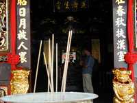 Cheng Hoon Teng - incense burns in front of the altar (707x530, 98.8 kilobytes)