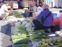 Thursday is market day at Nabalu, on the road to Mt Kinabalu (667x500, 90.5 kilobytes)