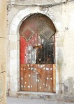 A door in the via Vittorio Veneto, a section that is just beginning to be fixed up. (353x500, 95.4 kilobytes)
