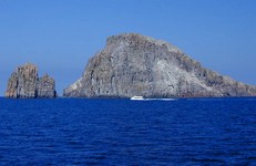 More of the dangerous islands off Panarea (770x500, 75.6 kilobytes)