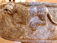 A lion, on the huge baptismal font (667x500, 88.8 kilobytes)