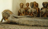 Wat Arun - reclining Buddha with disciples (800x491, 87.5 kilobytes)